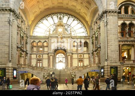 BELGIO. ANTWERPEN. ALL'INTERNO DELLA STAZIONE FERROVIARIA ANTWERP-CENTRAL (ANTWERPEN-CENTRAAL) COSTRUITO NEL 1836 DALL'ARCHITETTO LOUIS DE LA CENSERIE. Foto Stock