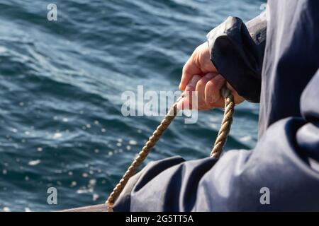 Fisherman riportando net in una barca in Bretagna Foto Stock