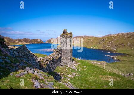 Meraviglioso paesaggio al Three Castle Head con antiche rovine, un bel lago e alte scogliere sulla penisola di Mizen nella contea di Cork in Irlanda Foto Stock