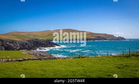 Meraviglioso paesaggio al Three Castle Head con antiche rovine, un bel lago e alte scogliere sulla penisola di Mizen nella contea di Cork in Irlanda Foto Stock