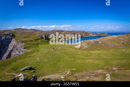 Meraviglioso paesaggio al Three Castle Head con antiche rovine, un bel lago e alte scogliere sulla penisola di Mizen nella contea di Cork in Irlanda Foto Stock