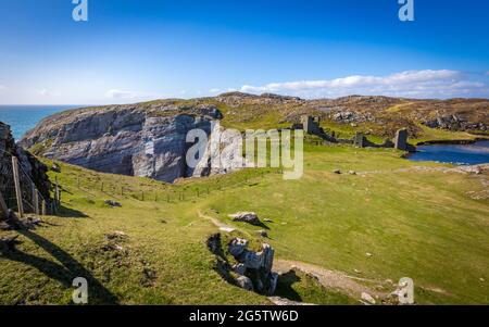 Meraviglioso paesaggio al Three Castle Head con antiche rovine, un bel lago e alte scogliere sulla penisola di Mizen nella contea di Cork in Irlanda Foto Stock