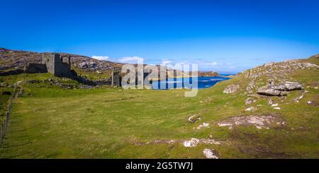 Meraviglioso paesaggio al Three Castle Head con antiche rovine, un bel lago e alte scogliere sulla penisola di Mizen nella contea di Cork in Irlanda Foto Stock