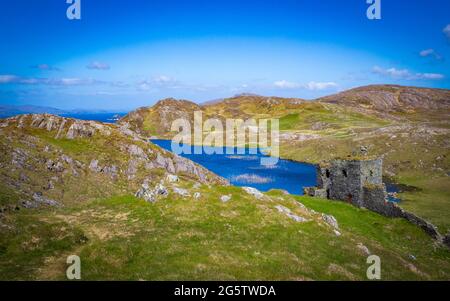 Meraviglioso paesaggio al Three Castle Head con antiche rovine, un bel lago e alte scogliere sulla penisola di Mizen nella contea di Cork in Irlanda Foto Stock