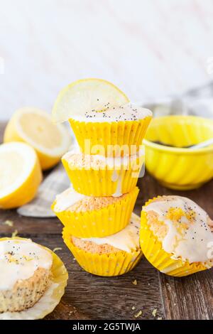 Deliziosi muffin con semi di papavero e limone fresco Foto Stock