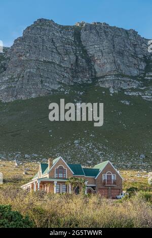 BETTYS BAY, SUDAFRICA - 12 APRILE 2021: Una casa ai piedi dei Monti Kogelberg in Sunny Seas Estate a Bettys Bay nel West Cape Provincial Foto Stock