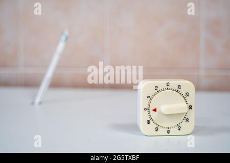 chiusura del timer meccanico in laboratorio. Foto Stock