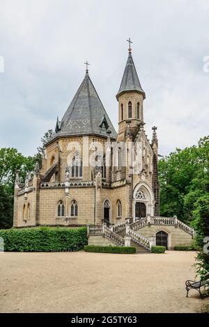 Vista di primavera della tomba di Schwarzenberg vicino a Trebbon, Repubblica Ceca.Neo-gotico edificio con torre e maestosa doppia scala è circondato da parco Foto Stock