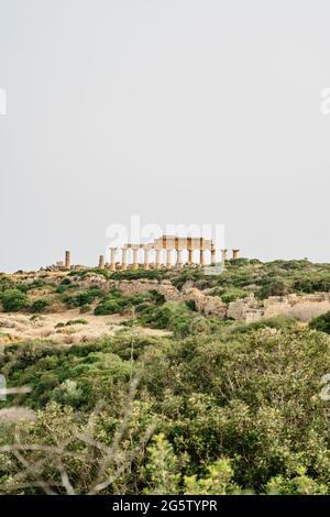 Acropoli di Selinunte,Sicilia,Italia.Vista dei ruderi di edifici residenziali e commerciali con colonne nell'antica città greca di Selinus.Vacanze estive Foto Stock