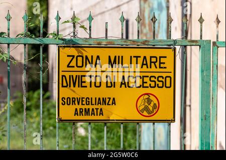 segno militare che dice zona militare non accesso alla sorveglianza armata Foto Stock