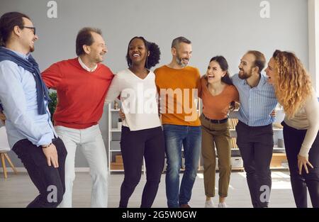 Gruppo di amici allegri e diversi che si divertono insieme, ridendo e divertendosi Foto Stock