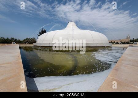 Vista esterna / cupola del Santuario del Libro, Museo di Israele, Gerusalemme, Israele Foto Stock