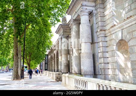 Esterno della neoclassica Somerset House, Victoria Embankment Side, Londra, Regno Unito Foto Stock