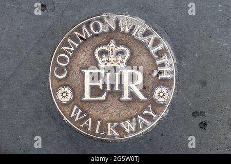 Targa per il London Commonwealth Walkway nel marciapiede sullo Strand, Londra, Regno Unito Foto Stock