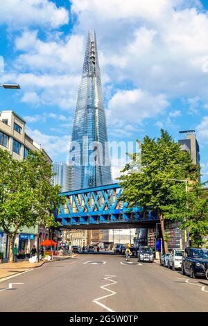 Vista dello Shard e di un viadotto ferroviario da Southwark Street, London Bridge, Londra, Regno Unito Foto Stock