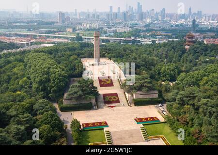 Nanjing, Nanjing, Cina. 30 giugno 2021. Il 29 giugno 2021, di fronte al Monumento dei Martiri nel Cimitero dei Martiri di Yuhuatai a Nanjing, un paesaggio fiorito a tema su larga scala composto da decine di migliaia di vasi di fiori è stato organizzato per celebrare il centesimo anniversario della fondazione del Partito Comunista Cinese. Credit: SIPA Asia/ZUMA Wire/Alamy Live News Foto Stock