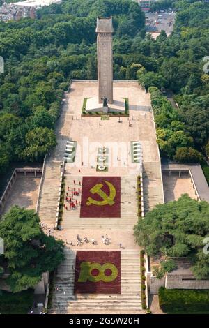 Nanjing, Nanjing, Cina. 30 giugno 2021. Il 29 giugno 2021, di fronte al Monumento dei Martiri nel Cimitero dei Martiri di Yuhuatai a Nanjing, un paesaggio fiorito a tema su larga scala composto da decine di migliaia di vasi di fiori è stato organizzato per celebrare il centesimo anniversario della fondazione del Partito Comunista Cinese. Credit: SIPA Asia/ZUMA Wire/Alamy Live News Foto Stock