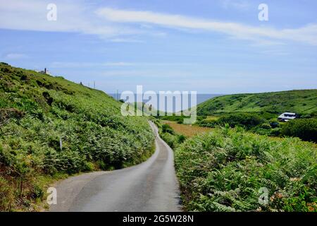 La strada per Porthgwarra, Cornovaglia, Regno Unito Foto Stock