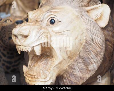 Russia, Sochi 06.06.2021. Leone di legno a bocca aperta. Leone ruggito. Figurine di un leone in stile etnico. Foto di primo piano Foto Stock