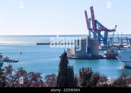 MALAGA, SPAGNA - 25 GENNAIO 2015: Vista di un porto a Malaga, Spagna Foto Stock