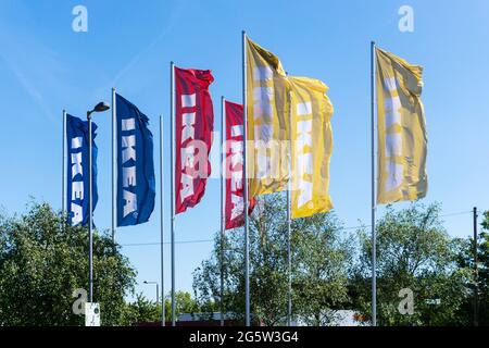 Bandiere fuori dal negozio IKEA sulla penisola di Greenwich. Foto Stock