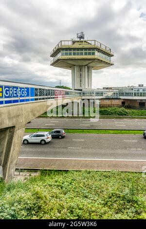 Architettura brutale della Torre di Pennine e ponte in cemento di Lancaster Forton Services sull'autostrada M6, inaugurato nel 1965. Foto Stock