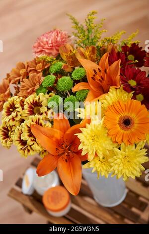 vaso di fiori vivaci su un piccolo tavolino da caffè in un ambiente da camera Foto Stock