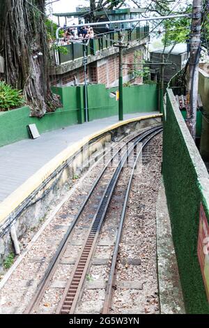 Ripida pista di una linea ferroviaria per la collina di Corcovado (locaion di Cristo Redentore) a Rio de Janeiro, Brasile Foto Stock