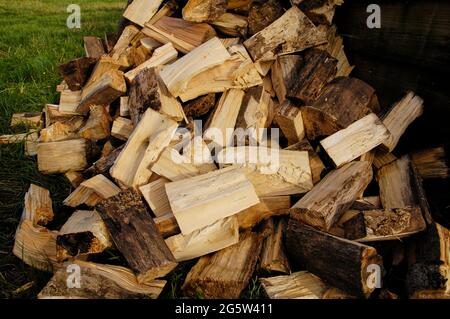 grande pila di legna spaccata Foto Stock