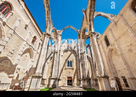 Navata principale e archi rovine del Convento di nostra Signora del Monte Carmelo. Lisbona, Portogallo Foto Stock