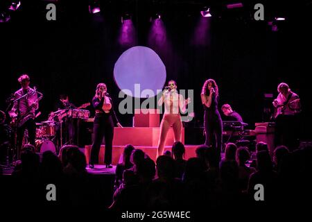 Copenaghen, Danimarca. 29 Giugno 2021. Il cantante e cantautore danese Coco O. esegue un concerto dal vivo all'Hotel Cecil di Copenhagen. (Photo Credit: Gonzales Photo/Alamy Live News Foto Stock