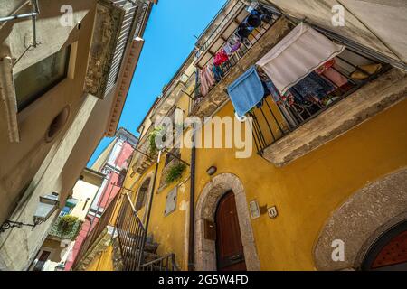 Vicoli stretti e colorati nel centro storico di Isernia, capoluogo di provincia del Molise. Isernia, Molise, Italia, Europa Foto Stock