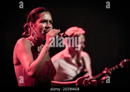 Copenaghen, Danimarca. 29 Giugno 2021. Il cantante e cantautore danese Coco O. esegue un concerto dal vivo all'Hotel Cecil di Copenhagen. (Photo Credit: Gonzales Photo/Alamy Live News Foto Stock