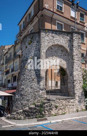 Mura occidentali. Antica porta del mercato di Isernia in Piazza Andrea d'Isernia. Isernia, Molise, Italia, Europa Foto Stock