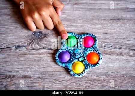 bevanda spinner semplice concavità, pop. Nuovi giocattoli moderni. Foto Stock