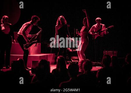 Copenaghen, Danimarca. 29 Giugno 2021. Il cantante e cantautore danese Coco O. esegue un concerto dal vivo all'Hotel Cecil di Copenhagen. (Photo Credit: Gonzales Photo/Alamy Live News Foto Stock