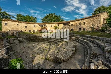 Teatro Romano nell'antica città di Altilia, oggi Sepino in Molise, al tramonto nel Parco Archeologico di Sepino. Sechino, Isernia, Molise, Italia Foto Stock