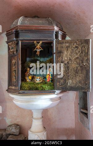 Piccolo presepe in un antico tabernacolo ligneo intarsiato. Vastogirardi, provincia di Isernia, Molise, Italia, Europa Foto Stock