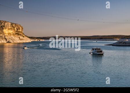 Barca ancorata vicino a Rough Canyon Cliffs, Amistad Reservoir, tramonto, vicino a del Rio, Texas, STATI UNITI Foto Stock