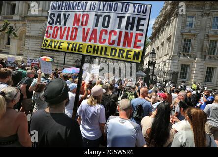 Londra, Regno Unito. 14 Giugno 2021. I manifestanti bloccano Whitehall, e si vede un grande striscione che dice 'il governo sta mentendo a voi dire no al vaccino Covid, Save the Children' durante la protesta. I manifestanti si riuniscono fuori Downing Street per protestare contro l'annuncio di Boris Johnson di un'estensione delle norme di blocco nel Regno Unito che ritengono violare i loro diritti umani, protestano anche contro il continuo uso di maschere e di essere sottoposti al programma di vaccinazione. (Foto di Martin Pope/ SOPA Images/Sipa USA) Credit: Sipa USA/Alamy Live News Foto Stock