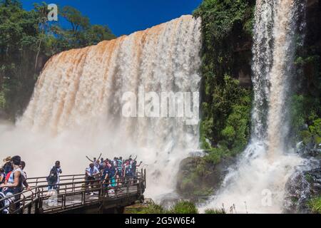 IGUAZU, ARGENTINA - 6 FEBBRAIO 2015: I turisti ammirano le cascate di Iguacu (Iguazu) su un confine tra Brasile e Argentina Foto Stock