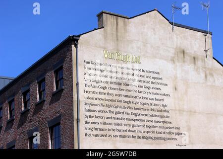 Van Gogh Ltd. Street Art di Lu Pingyuan sul lato dell'EPIC Apart Hotel in Duke Street, Liverpool City Centre Foto Stock