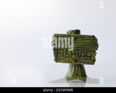 Nessun segno di pesca in acqua con riflesso su sfondo bianco. Spazio di copia Foto Stock