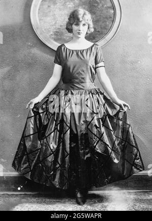 Mary Minter, taffeta marrone, nastro di velluto marrone - Fotografia mostra l'attrice americana Mary Miles Minter (1902-1984) che è stato sopportato Juliet Reilly Foto Stock