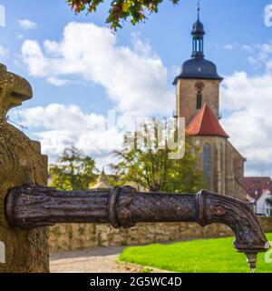 Lauffen am Neckar, Baden-Württemberg, Germania: Fontana storica con obelisco nel cortile medievale di Grafenburg e l'odierno municipio. Foto Stock