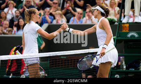 Wimbledon, UK, 2021, Fiona ferro di Francia e Garbine Muguruza di Spagna in rete durante il primo round dei Campionati Wimbledon 2021, torneo di tennis Grand Slam il 28 giugno 2021 presso tutto l'Inghilterra Lawn Tennis e Croquet Club di Londra, Inghilterra - Foto Rob Prange / Spagna DPPI / DPPI Foto Stock