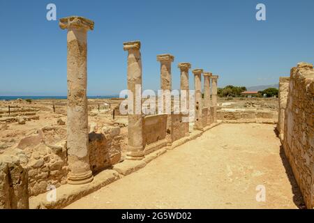 Antiche colonne del tempio di Kato Paphos parco archeologico nella città di Paphos su Cipro Foto Stock