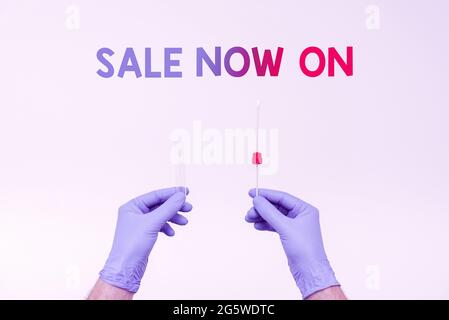 Ispirazione che mostra segno sale ora su. Parola scritta su sconti e vendita promozionale vendita vendita al dettaglio offerta Research Scientist Presentazione nuovo Foto Stock