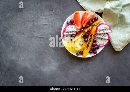 Frutta esotica tropicale mista in piatto bianco Foto Stock