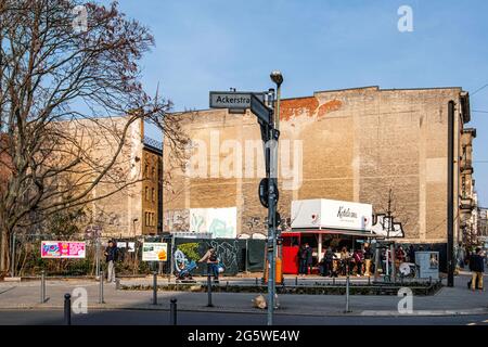 Ketels Grill. Chiosco fast food accanto al vecchio firewall dell'edificio sullo stand vuoto a Mitte, Berlino Foto Stock
